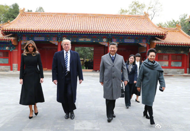 习近平与彭丽媛在故宫迎接特朗普夫妇